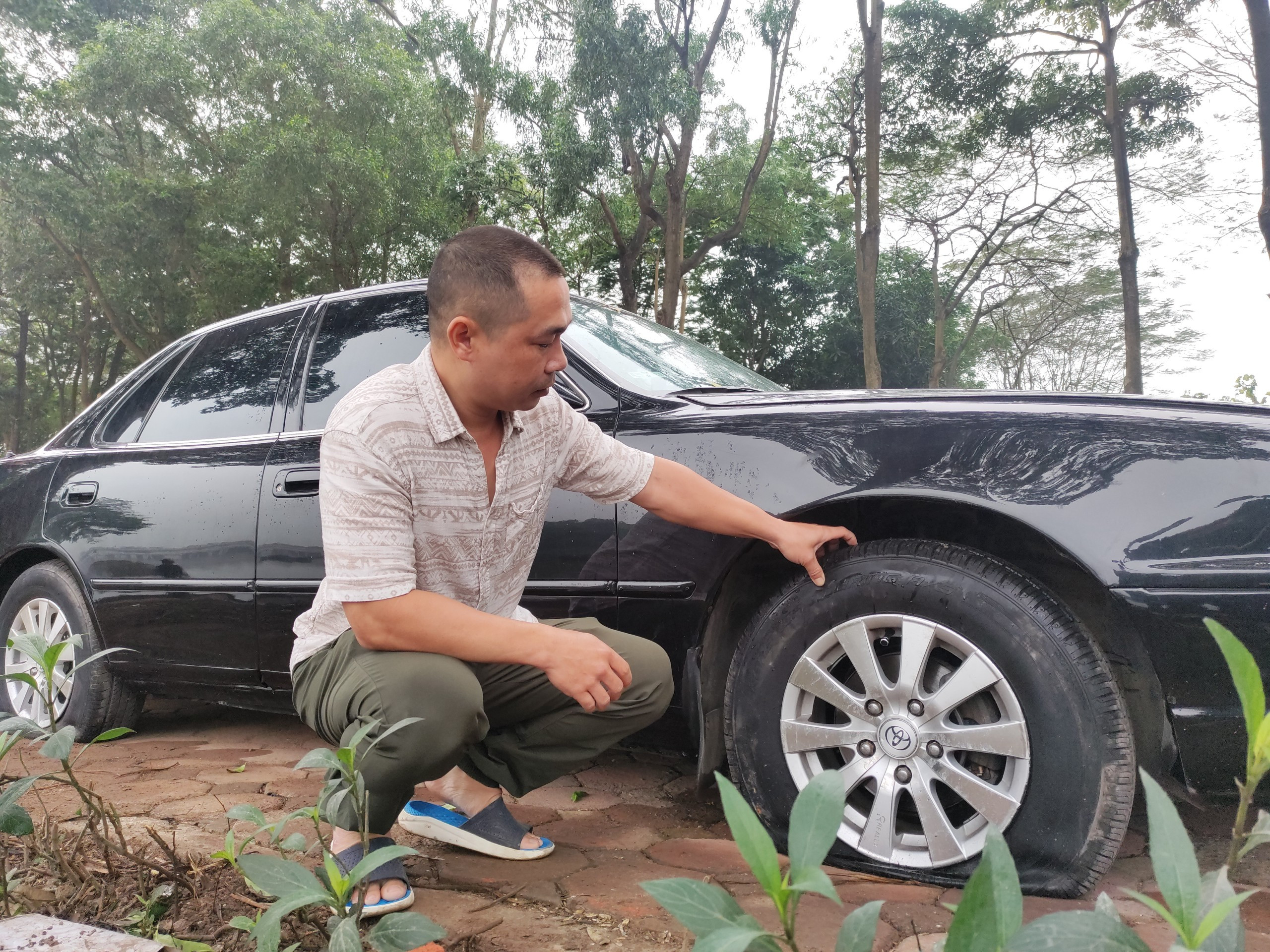 Làm lốp ô tô lưu động tại Hà Nội khắc phục sự cố để hành trình được tiếp tục thuận lợi.